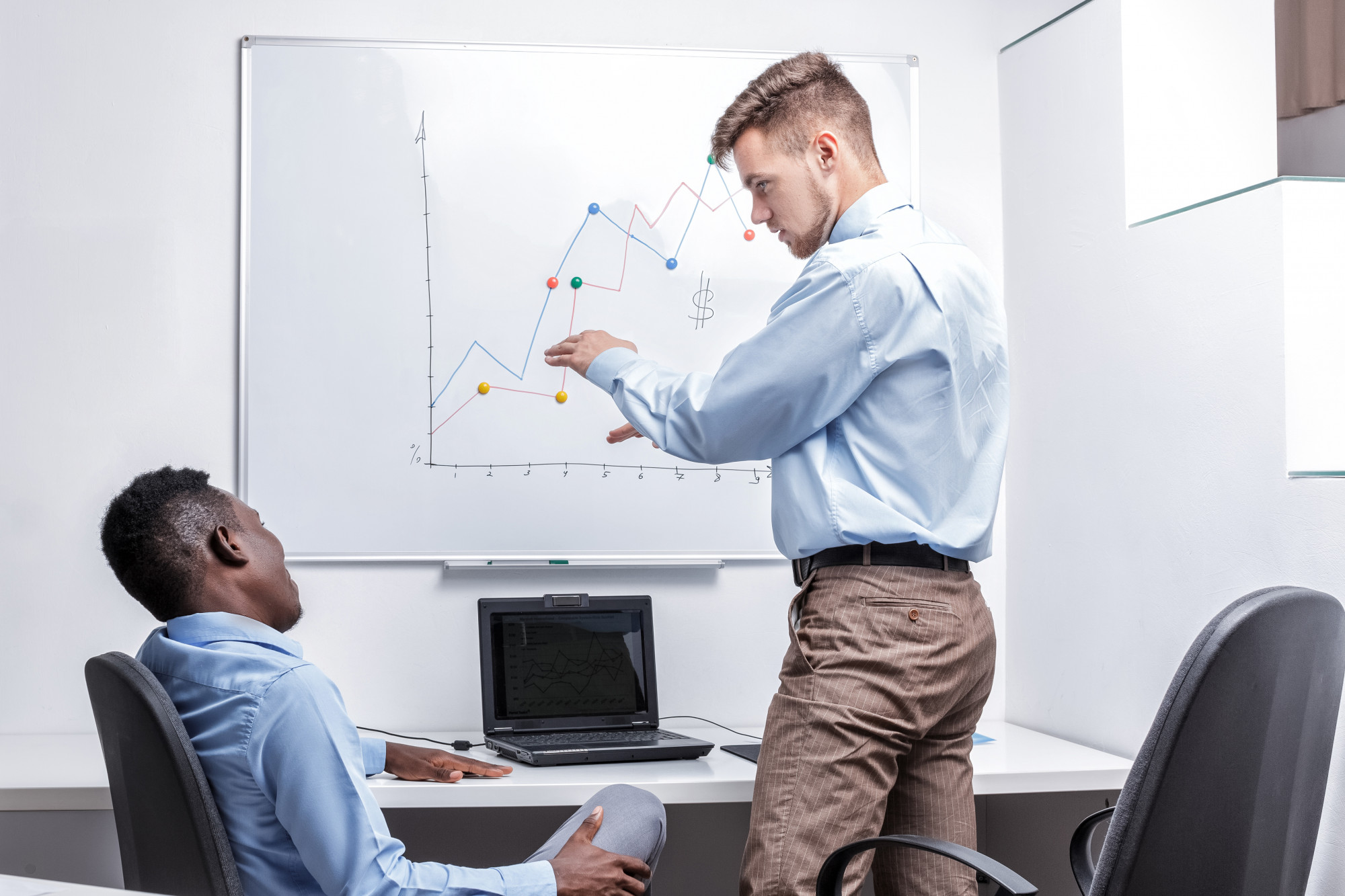 Berater schreitet zu Whiteboard