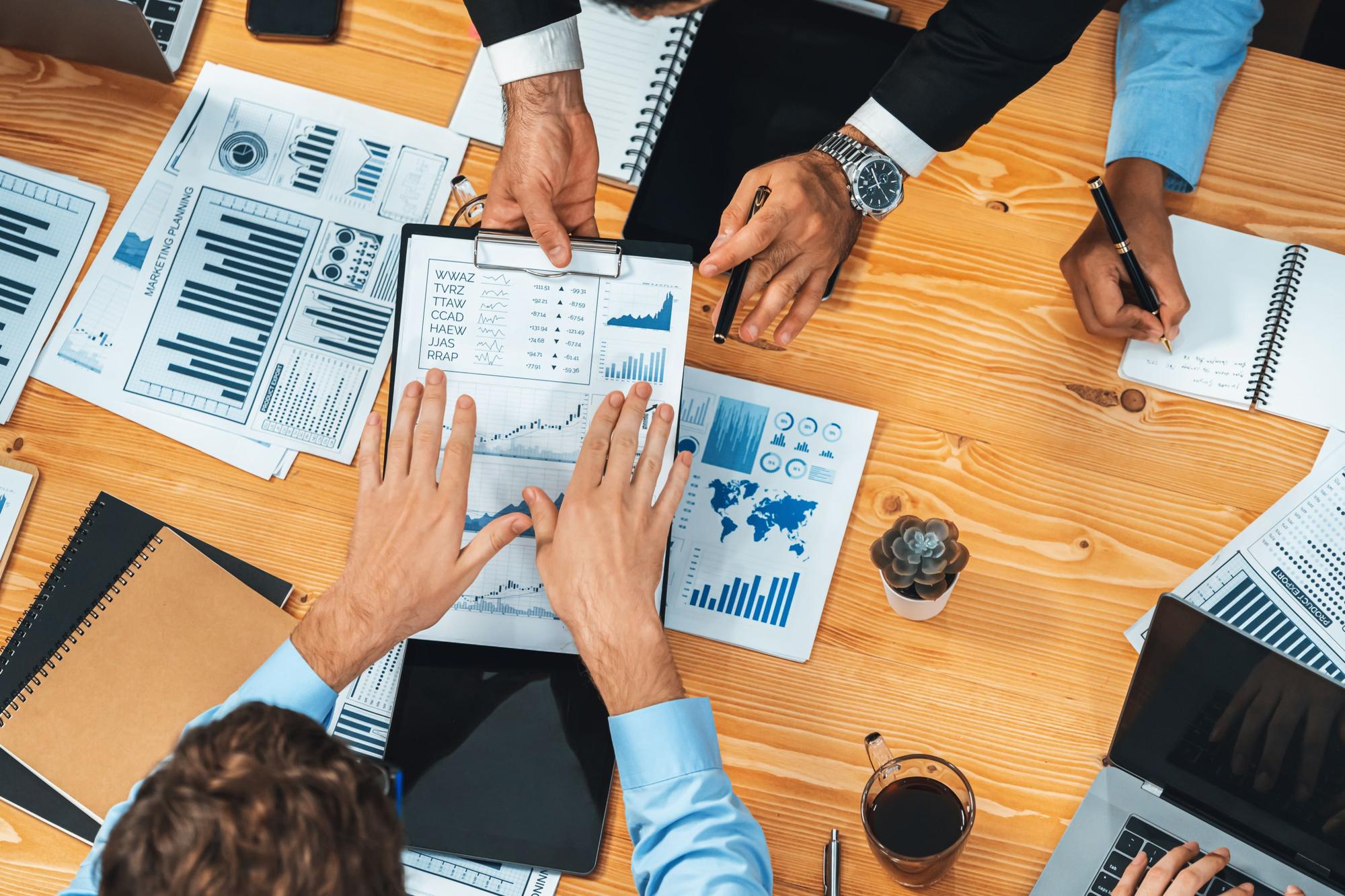 Analyse-Session mit Diagrammen auf Tisch