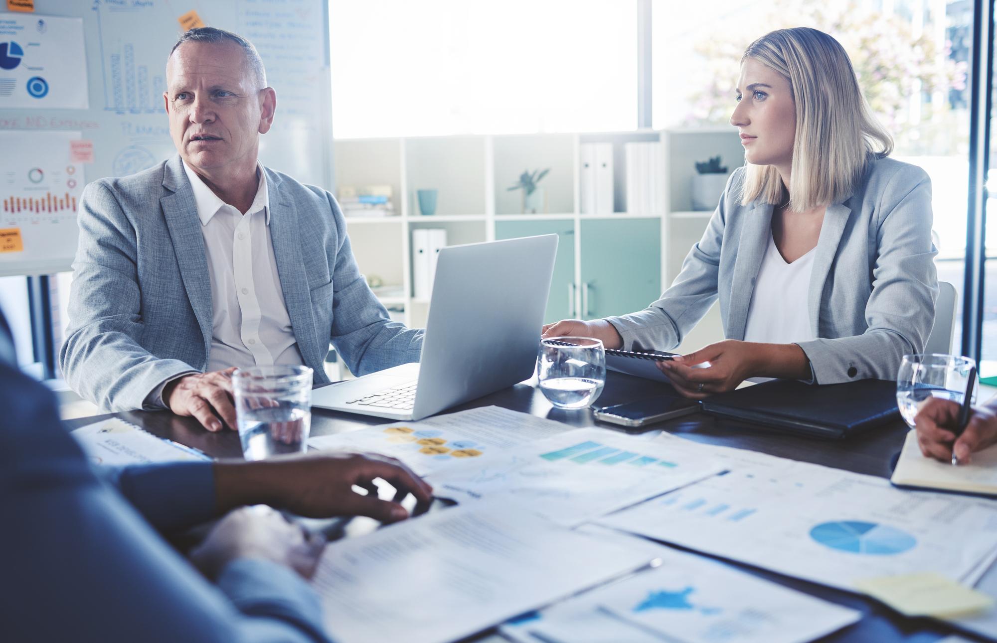 Beraterin erklärt Finanzstrategie an Kunden